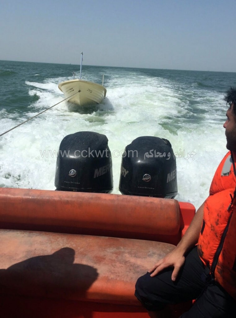 رجال الإنقاذ البحري خلال سحبهم القارب