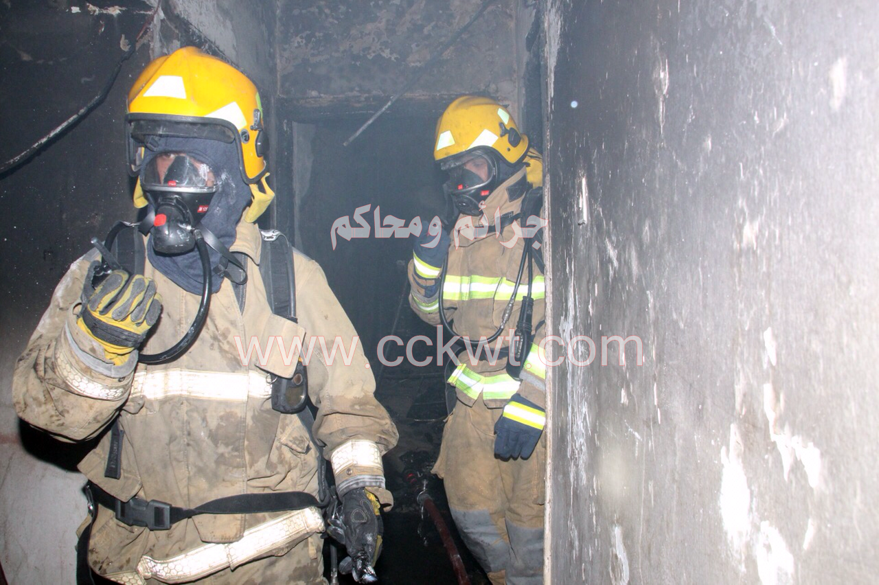 رجلا إطفاء في موقع الحادث