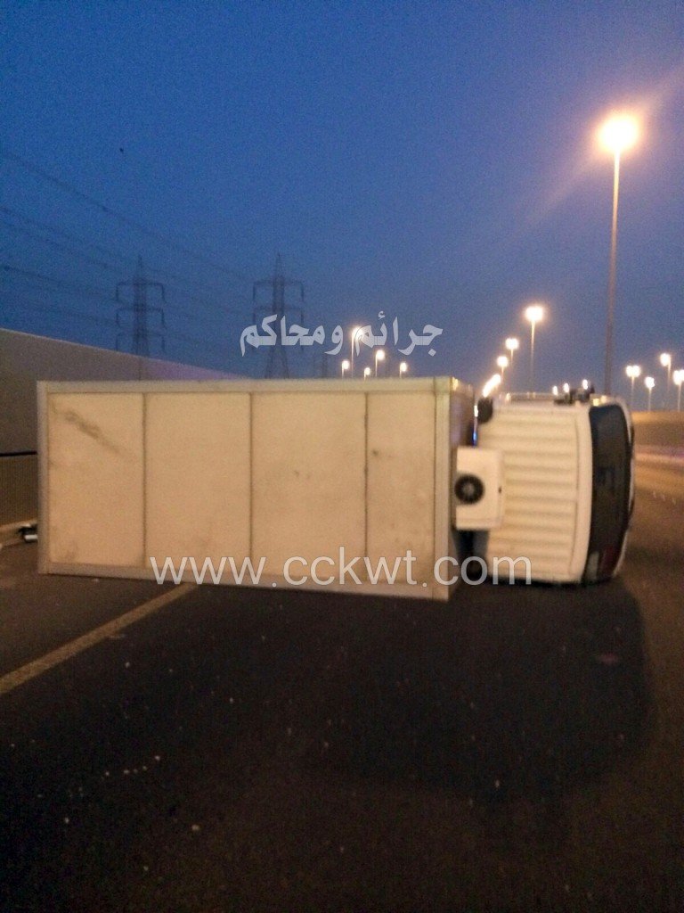 الشاحنة أغلقت عرض الطريق