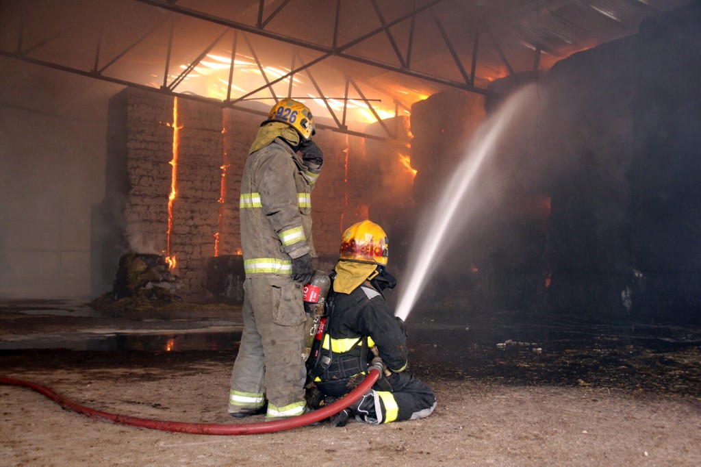 رجلا إطفاء يشاركان زملائهما بمكافحة النيران