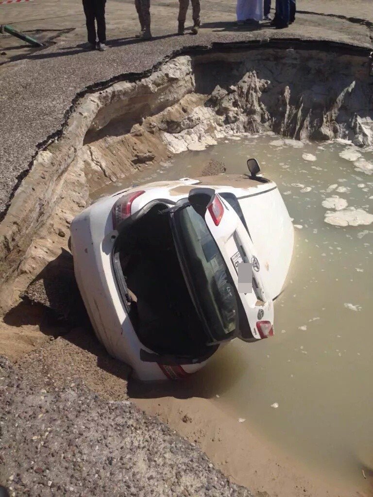 سقوط مركبة عسكري غرق حفرة إنشاءات الرابع 2