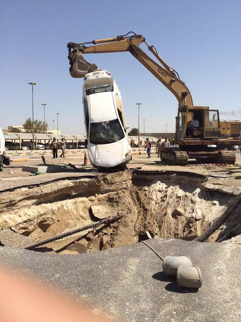 سقوط مركبة عسكري غرق حفرة إنشاءات الرابع 4