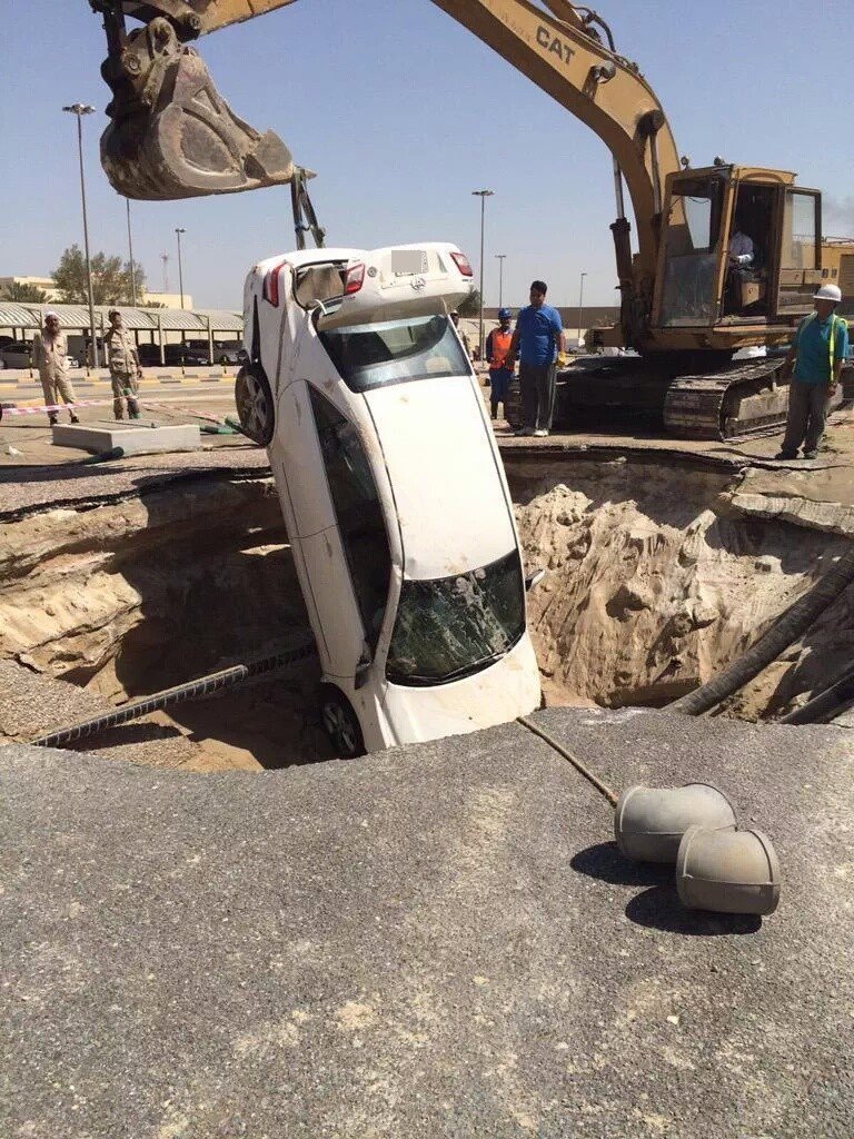 سقوط مركبة عسكري غرق حفرة إنشاءات الرابع 5