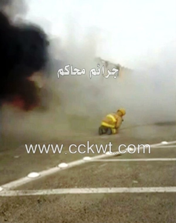 إطفائي يخمد النيران