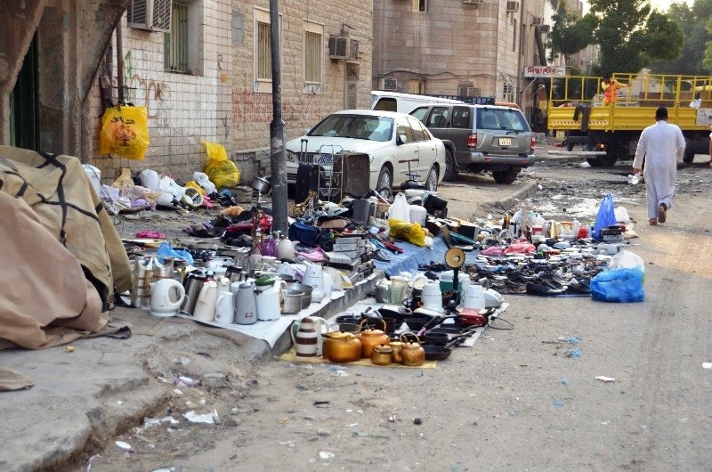 بسطات مخالفة تركها أصحابها وفروا هاربين