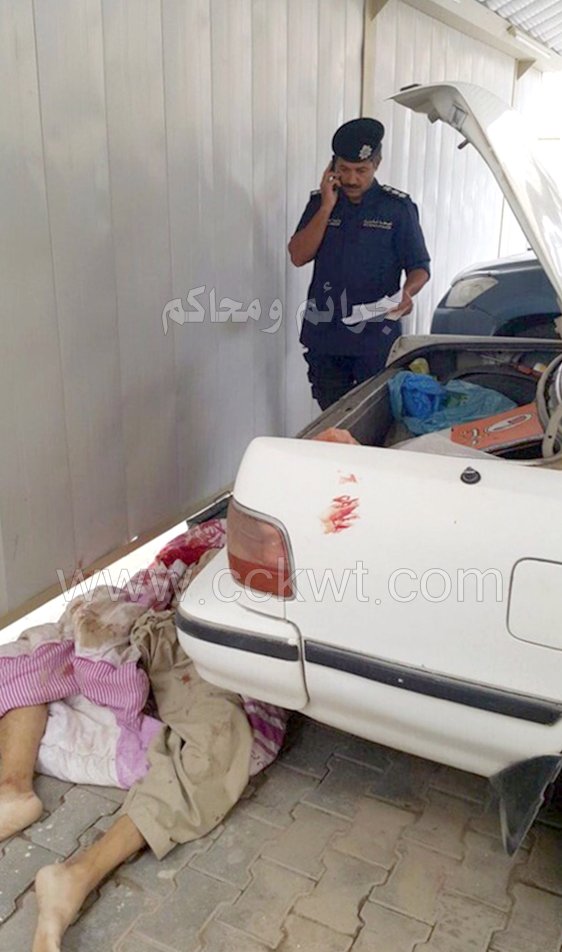 المجني عليه أسفل صندوق المركبة بعد أن فشل الجاني بسحبه إليه.. ويتضح العقيد وليد الشهاب وهو يعاين الموقع بنفسه