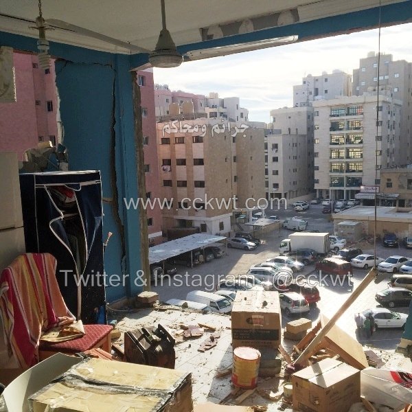 الانفجار تسبب بهدم حائط الشقة