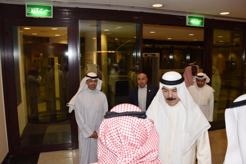 الخالد يصافح رجال أمن الدولة