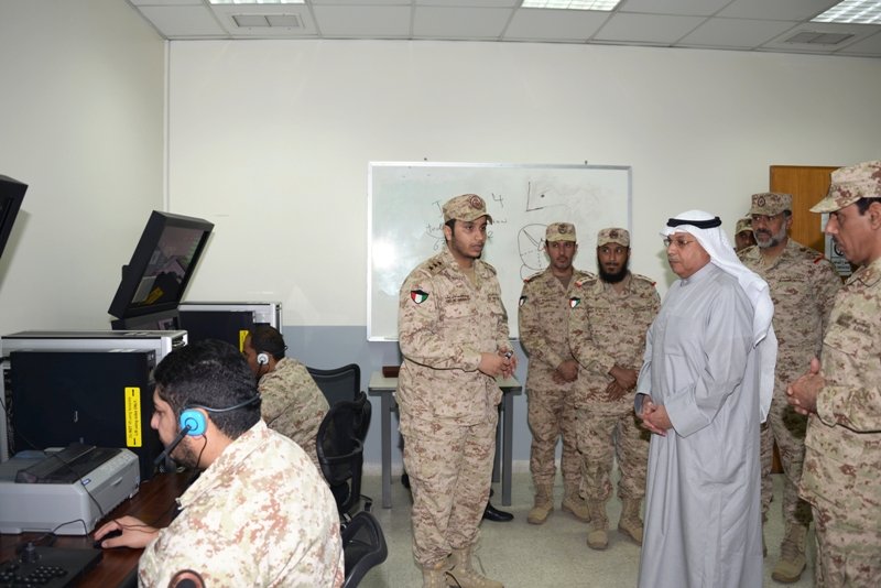 الجراح يستمع لأحد الضباط