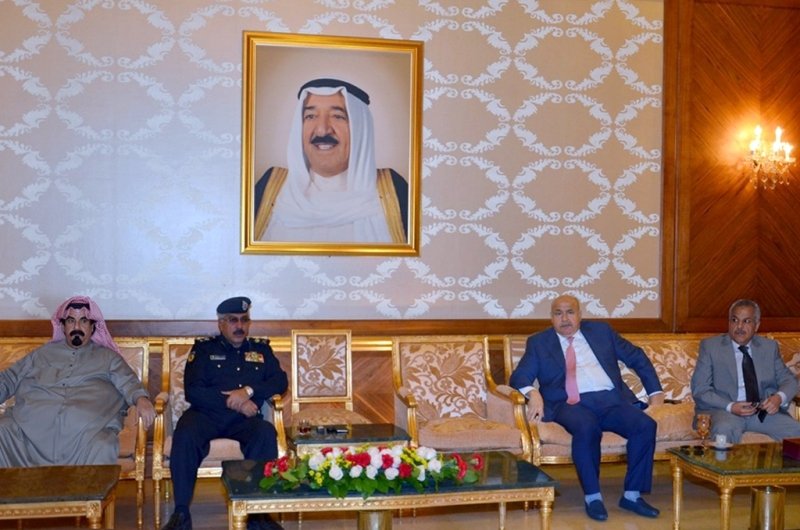 الفريق الفهد قبيل مغادرته مطار الكويت متوجها إلى فرنسا