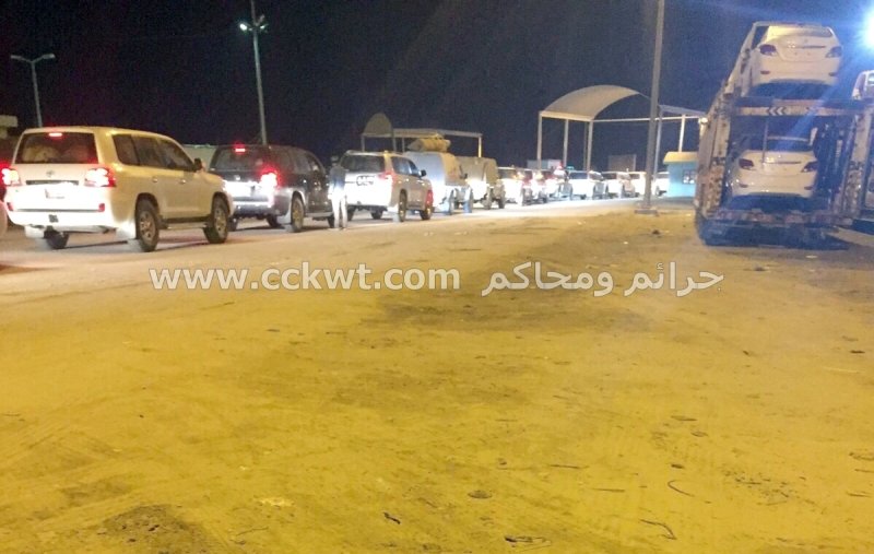 جانب من مركبات المختطفين ومرافقين لهم لدى دخولهم الأراضي الكويتية