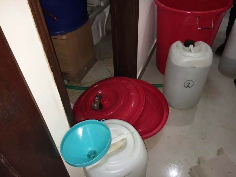 أدوات عثرت داخل المصنع
