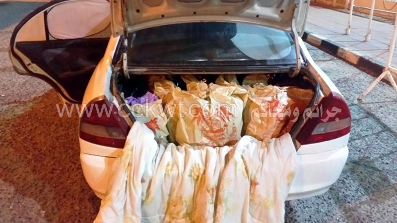 صندوق مركبة المتهين مملوء بأكياس الخمر