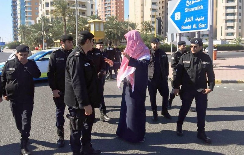 وزير الداخلية يعطي تعليماته لرجال الأمن في أحد المواقع
