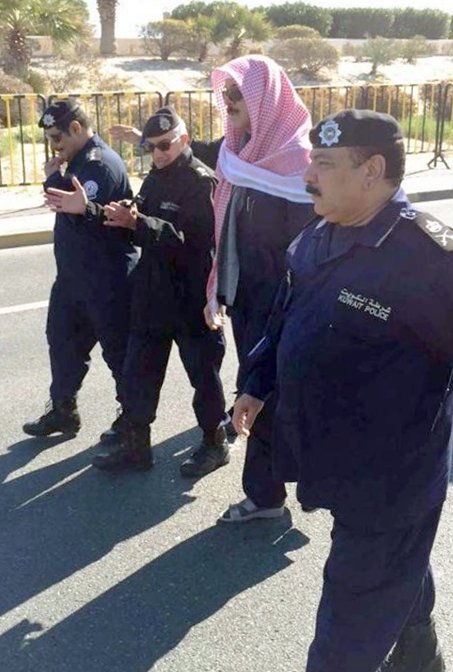..و يستمع إلى شرح من اللواءين العلي والطراح