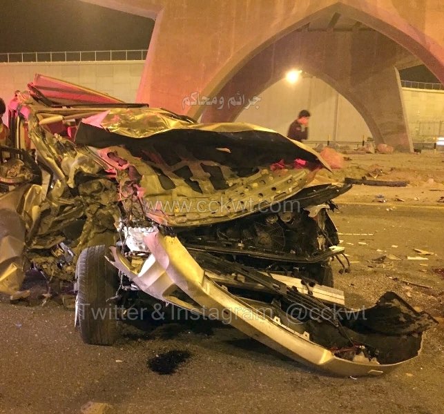 الحادث تسبب بانقلاب إحدى المركبتين