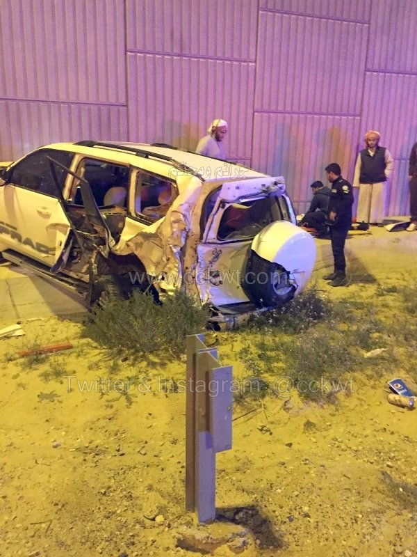 مركبة الهندي صعدت الحاجز الإسمنتي