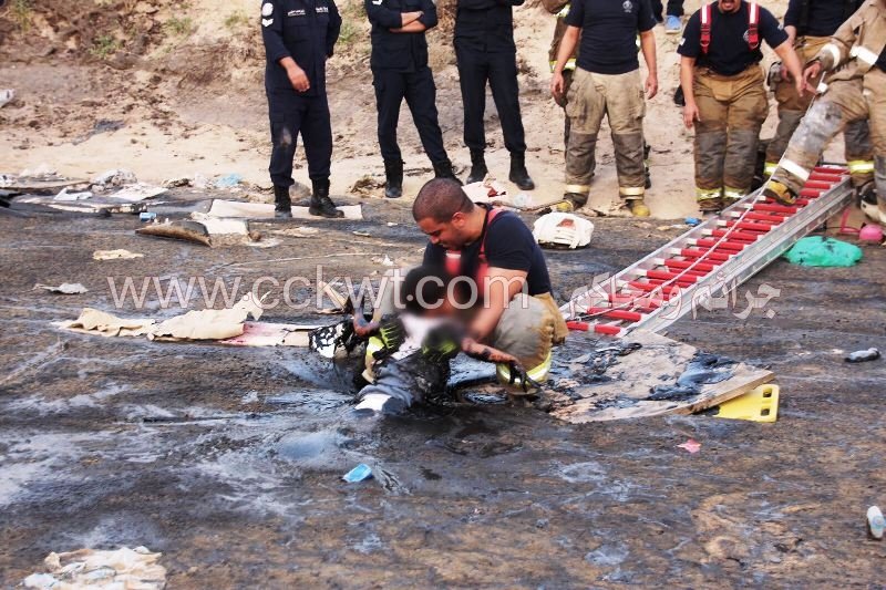 رجال الإطفاء ينتشلون الطفل من البركة