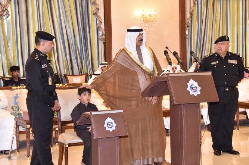 الخالد يضع يده على رأس نجل الشهيد العنزي