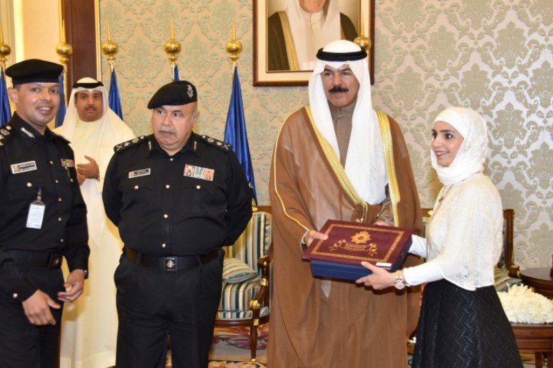 تكريم إحدى طبيبات الوزارة الفائقات