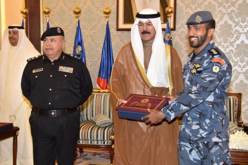 تكريم أحد الضباط