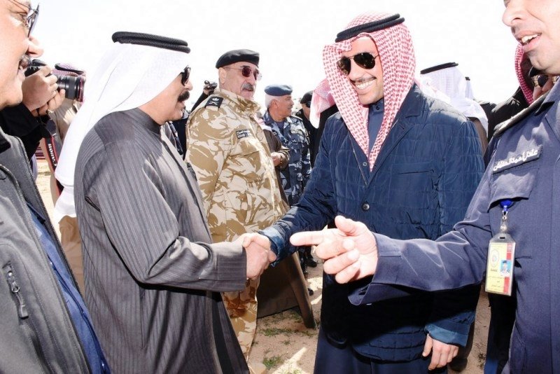الغانم يصافح قياديي الداخلية