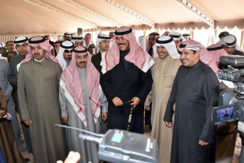 الخالد يتوسط عددا من المواطنين ضيوف المخيم