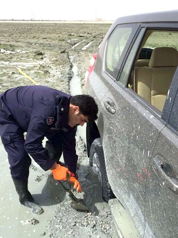إطفائي يبذل جهودا لانتشال المركبة العالقة