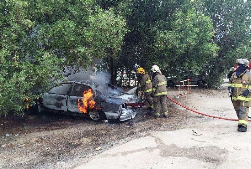 رجال الإطفاء يخمدون حريق المركبة