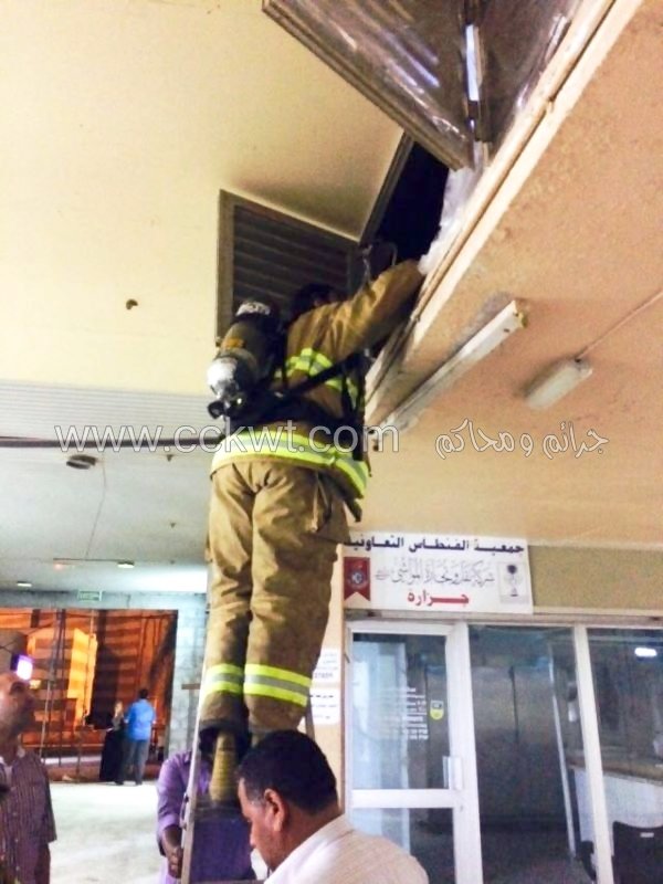 إطفائي يشارك زملائه في البحث