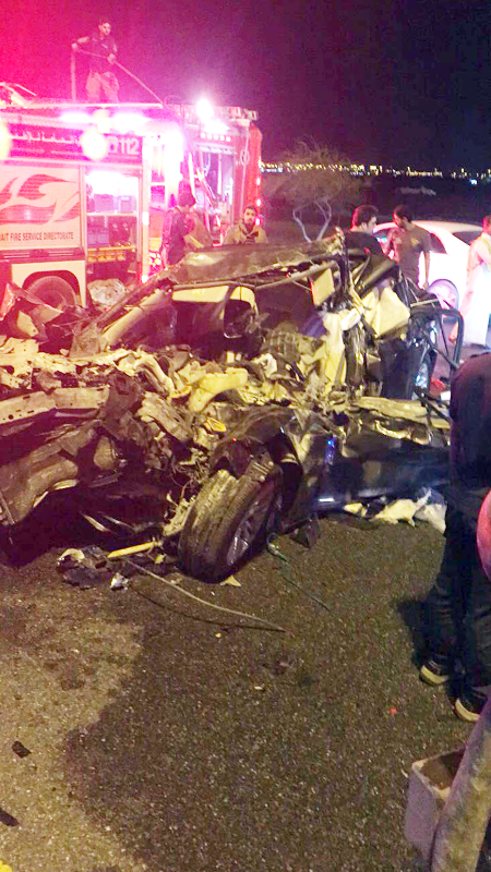 رجال الإطفاء في موقع الحادث