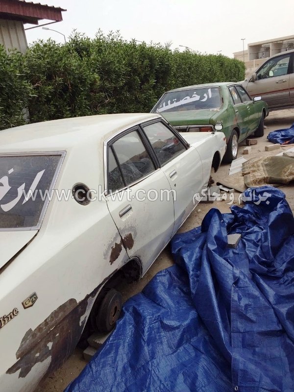 مركبتان تحملان نفس الملصق