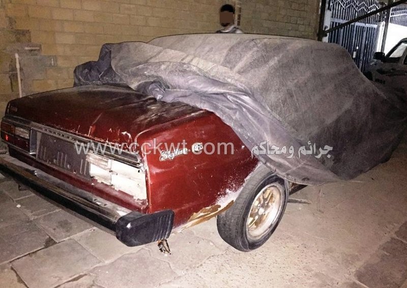 .. وثالثة مغطاة أمام منزل ثالث