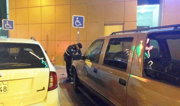 مخالفة مركبة مركونة بمواقف المعاقين