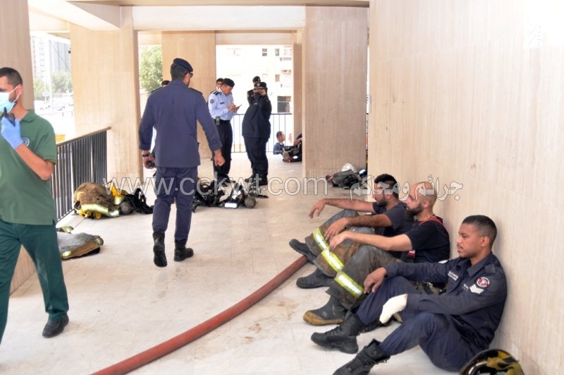 رجال الإطفاء في موقع الحادث