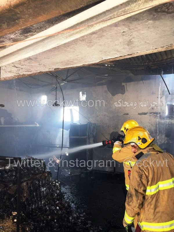 إطفائيان يشاركان بإخماد حريق المسجد