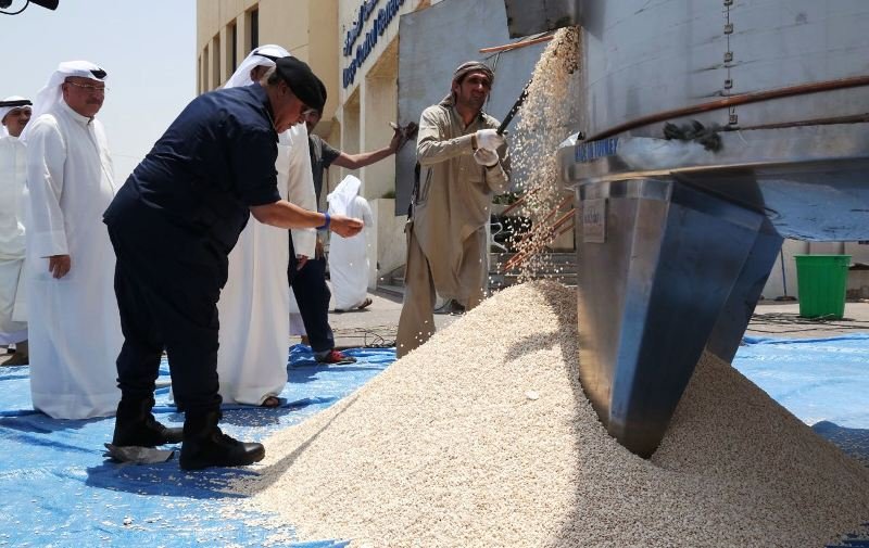 .. ويعاين جانبا من الضبطية