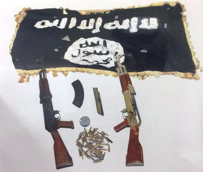 مضبوطات الخلية ويتضح علم داعش الإرهابي