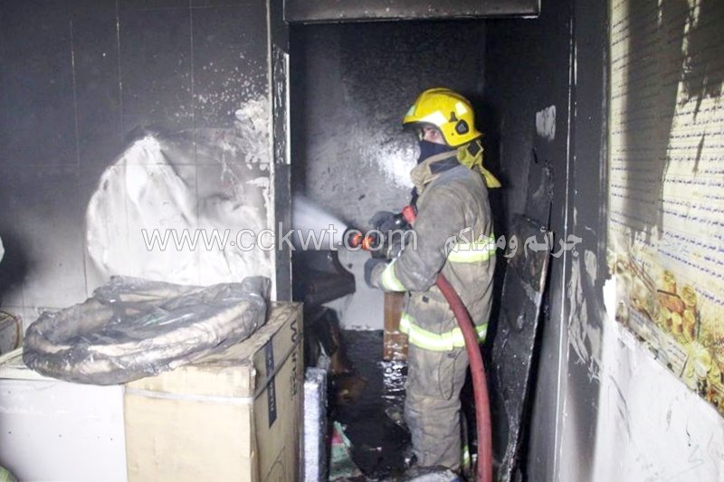 إطفائي يساهم بإخماد الحريق