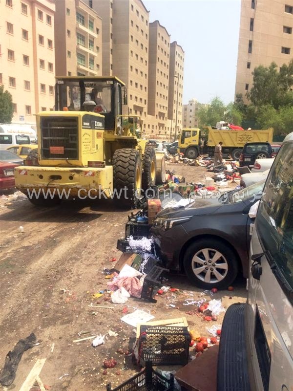 جرافات البلدية تزيل البسطات التي تعيق الطريق
