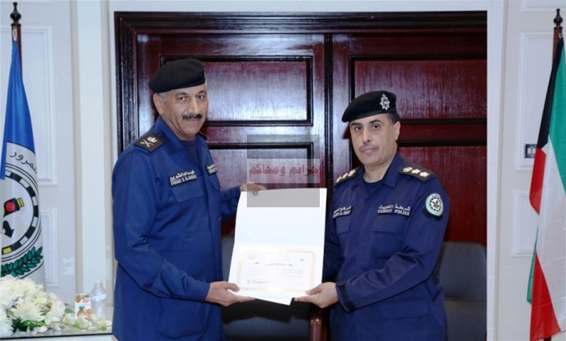 تكريم أحد الضباط
