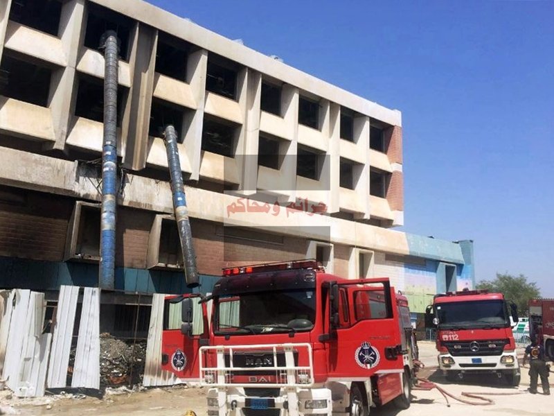 آليات الإطفاء في موقع الحريق