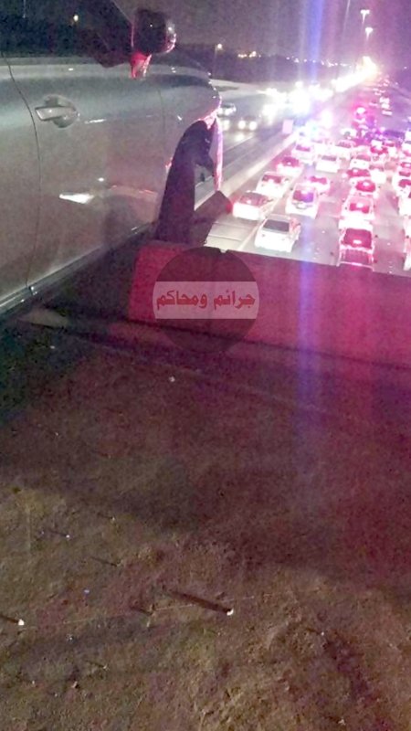 المركبة تمتطي الحاجز الإسمنتي للجسر