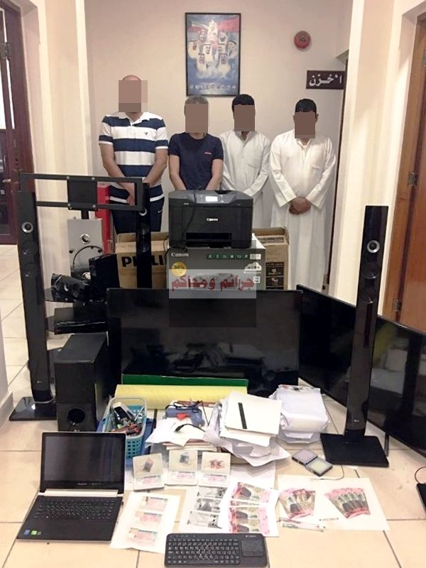 المتهمون أمام المضبوطات