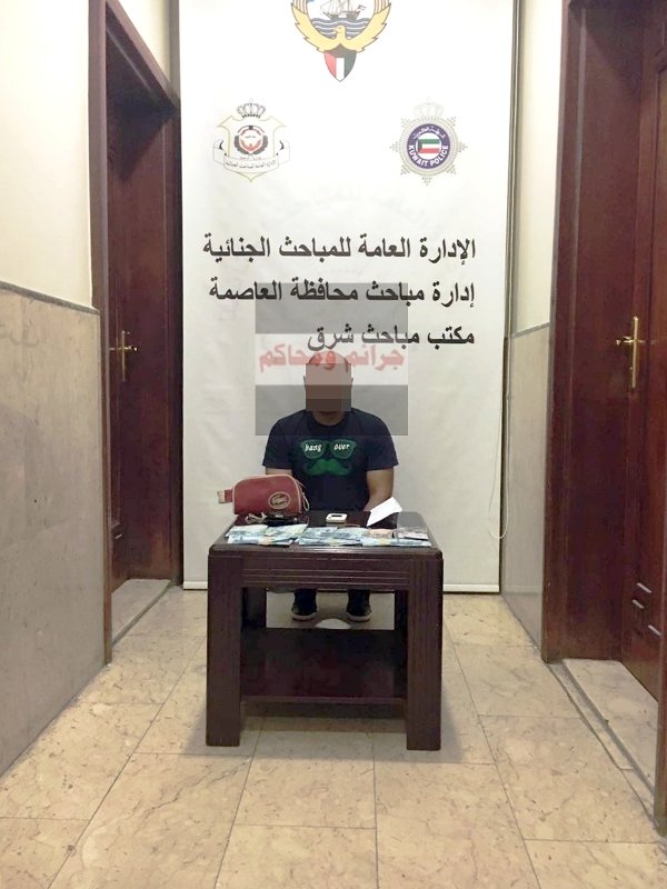 المتهم أمام بعض الأموال المضبوطة بحوزته