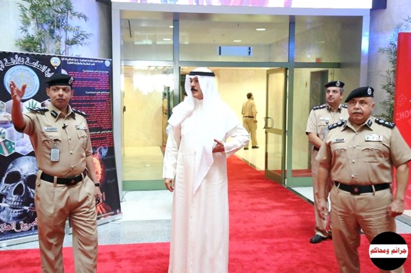 الخالد لدى افتتاحه المعرض ويبدو الفريق الفهد والعميد الحشاش