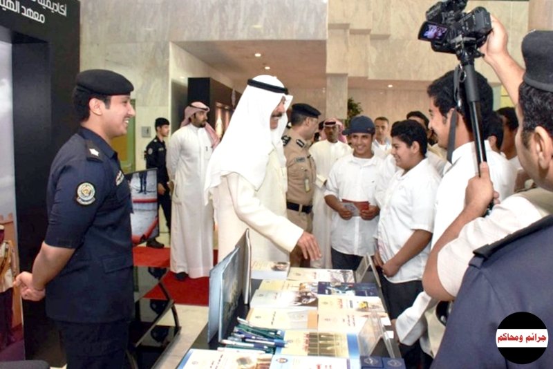 الخالد يصافح عددا من أبنائه الطلبة
