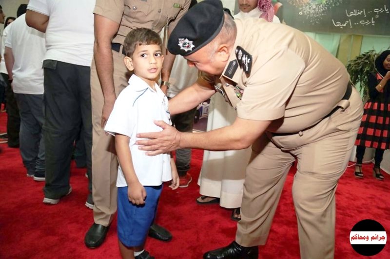 .. والفهد يداعب طفلا آخر