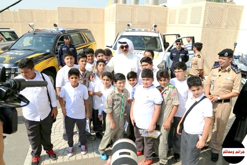 الخالد يتوسط مجموعة من أبنائه الطلبة