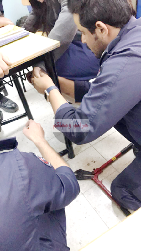الإطفائيون يقطعون حديد الطاولة ويخلصون يد الطالبة